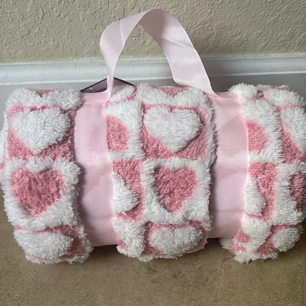 NWT pink and white Heart Blanket 50 in x 60 in - Picture 2 of 4